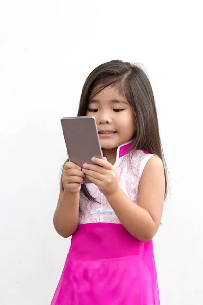 Asiático chica uso móvil —  Fotos de Stock