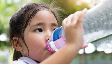 içecek su tabandan Asyalı kız