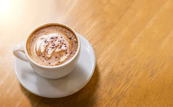 Café de arte latte sobre mesa de madera — Foto de Stock