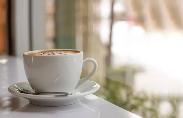 Cangkir dengan kopi latte panas — Stok Foto