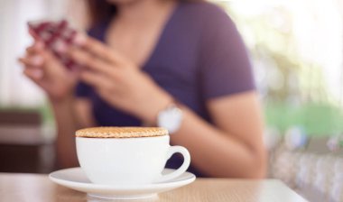 sıcak kahve Kupası ve bulanıklık kadın stroopwaffle