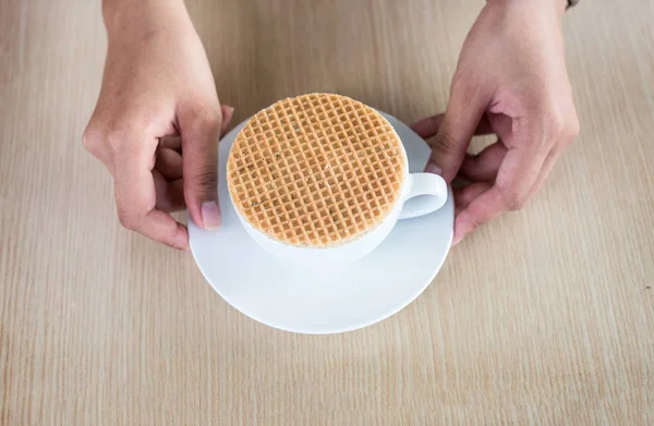 Stroopwaffle di cangkir kopi panas — Stok Foto