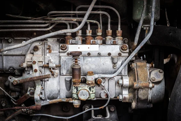 Старая ржавая железная труба и лоскут в спичке мощности двигателя — стоковое фото