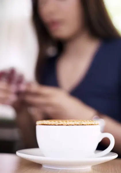 Stroopwaffle pada cangkir kopi panas dan wanita blur — Stok Foto
