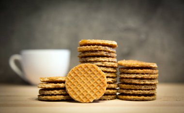 ev yapımı stroopwafel snack ahşap üzerine kahve ile