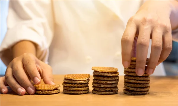 나무에 stroopwafel 수 제 간식 — 스톡 사진