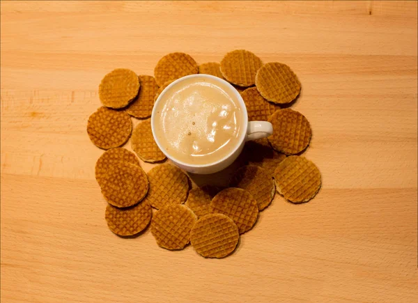 수 제 stroopwafel 나무에 커피와 함께 간식 — 스톡 사진