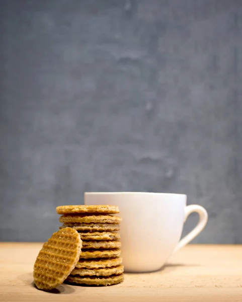 Stroopwafel σπιτικά σνακ με τον καφέ στο ξύλο — Φωτογραφία Αρχείου