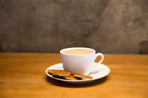 Buatan sendiri stroopwafel snack dengan kopi di atas kayu — Stok Foto