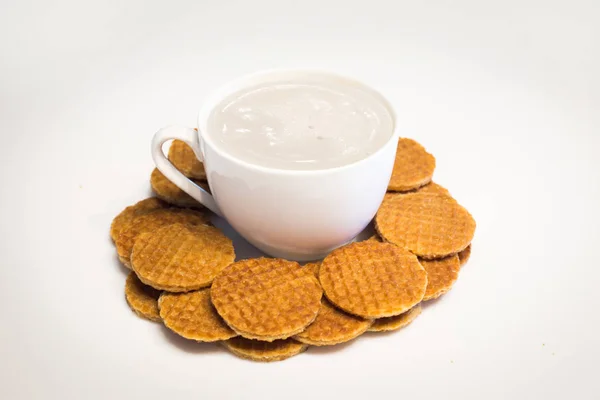 Spuntino stroopwafel fatto in casa con latte su bianco — Foto Stock
