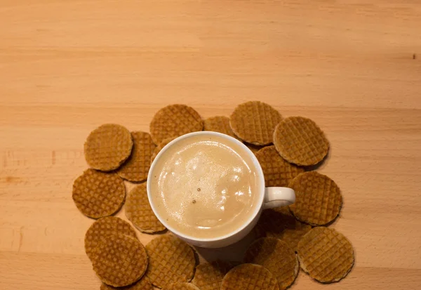 수 제 stroopwafel 나무에 커피와 함께 간식 — 스톡 사진