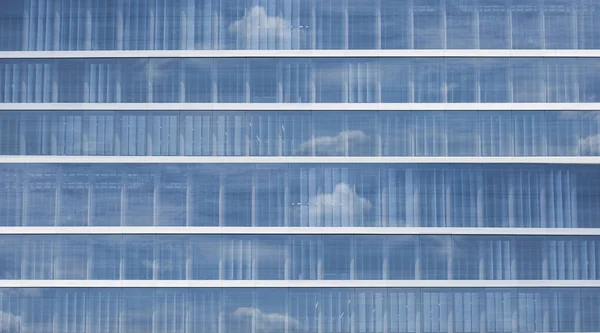 Reflejo de nube y cielo en vidrio de ventana — Foto de Stock