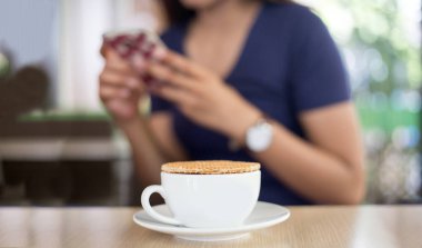 sıcak kahve Kupası ve bulanıklık kadın stroopwaffle