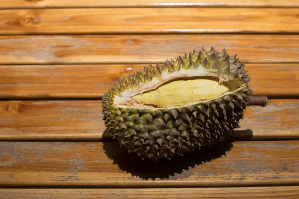 Coupe durian roi de fruits montrer à l'intérieur de la peau pour surfer — Photo