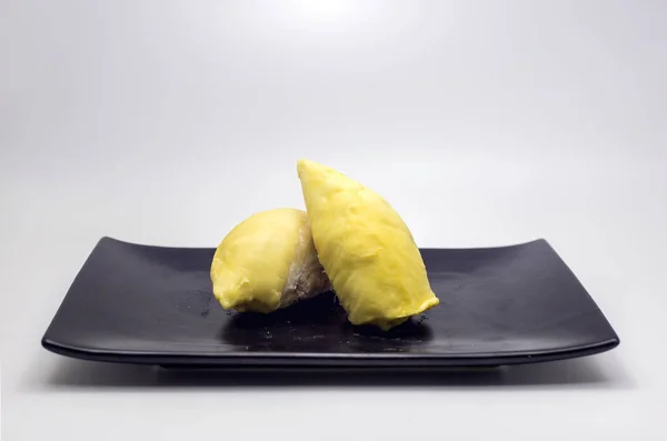 Durian rei da fruta na placa cerâmica preta — Fotografia de Stock