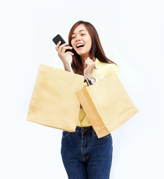 アジアのタイの女性がショッピング紙袋を保持します。 — ストック写真