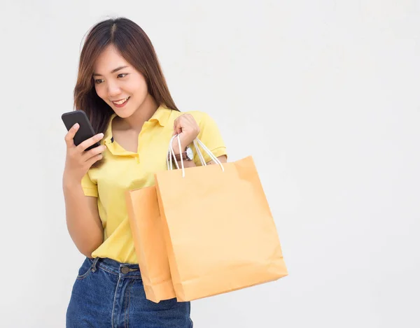 Asiatico tailandese signora tenere shopping carta borsa — Foto Stock