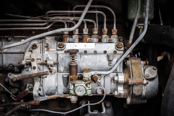 Altes rostiges Eisenrohr und Gestrüpp im Motorkraftwerk — Stockfoto