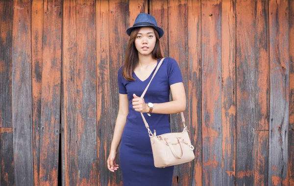 Asya Bayan demiryoluna waling