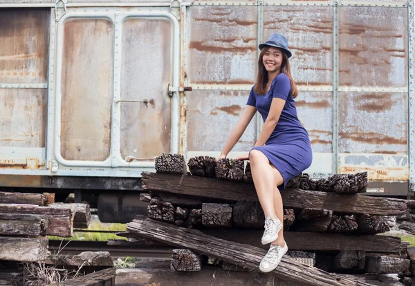 Asiatisk dame post på gamle cassage tog i eventyr koncept - Stock-foto
