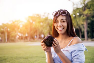Asyalı kız bak dijital fotoğraf makinesi