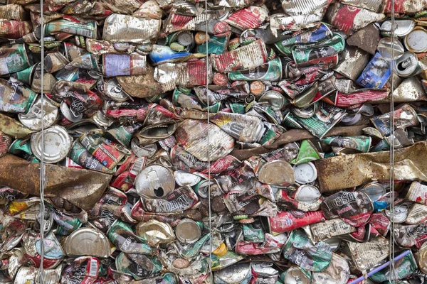 Reciclar latas de aluminio en fábrica — Foto de Stock