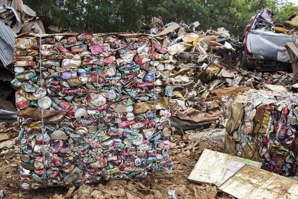 Reciclar latas de aluminio en fábrica — Foto de Stock