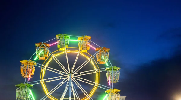 Rueda de ferris con luz de neón — Foto de Stock