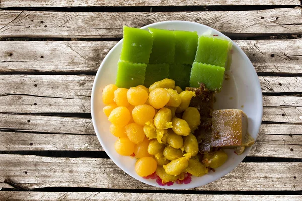Mix thailändisches Dessert auf Holztisch — Stockfoto