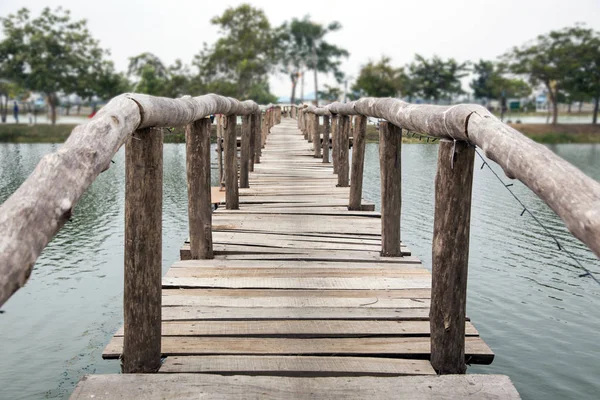 Holzbrücke überquert Wasser — Stockfoto