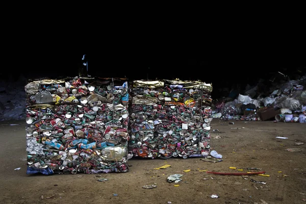 Reciclar lata de alumínio na fábrica — Fotografia de Stock