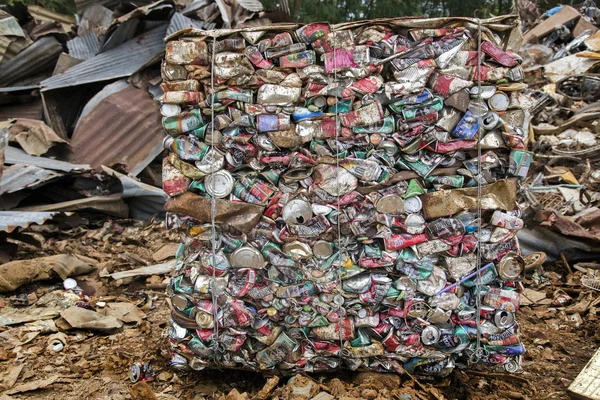 Reciclar latas de aluminio en fábrica — Foto de Stock