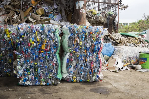 Reciclar plástico de garrafa de água — Fotografia de Stock