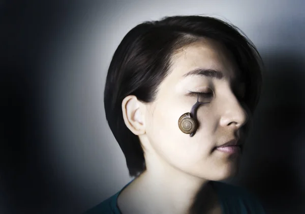 Šnek masáž na tvář asijské ženy — Stock fotografie