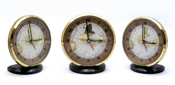 Старые аналоговые часы на белом — стоковое фото