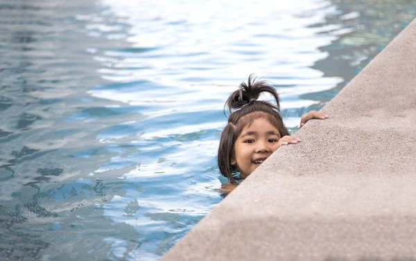 Asiático chica amor natación — Foto de Stock