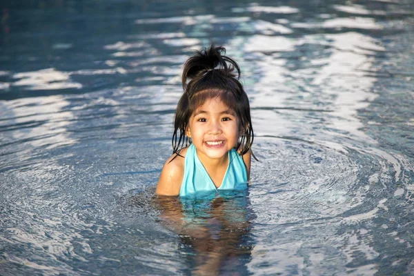 Asiatische Mädchen lieben schwimmen — Stockfoto