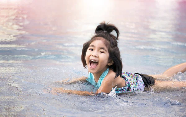 Asiatische Mädchen lieben schwimmen — Stockfoto