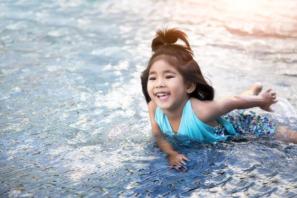 Asiatische Mädchen lieben schwimmen — Stockfoto