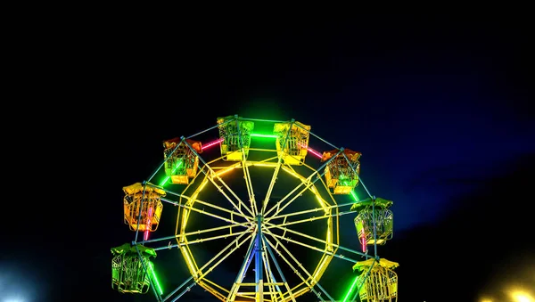 Ferris roue avec néon lumière — Photo