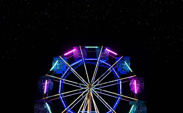 Riesenrad mit Neonlicht — Stockfoto