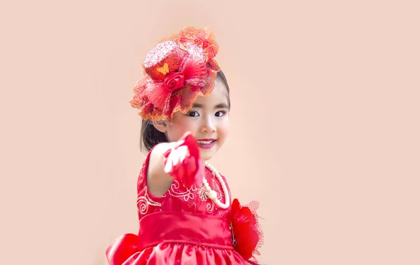 Mignonne asiatique fille avec rouge vintage costume — Photo