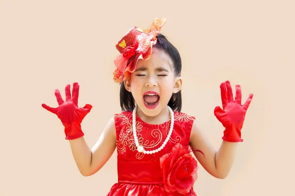 Söt asiatisk tjej med röd vintage kostym — Stockfoto