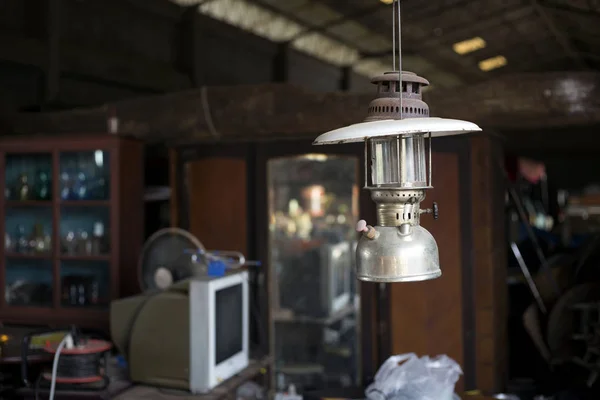 Stara latarnia w vintage godown — Zdjęcie stockowe