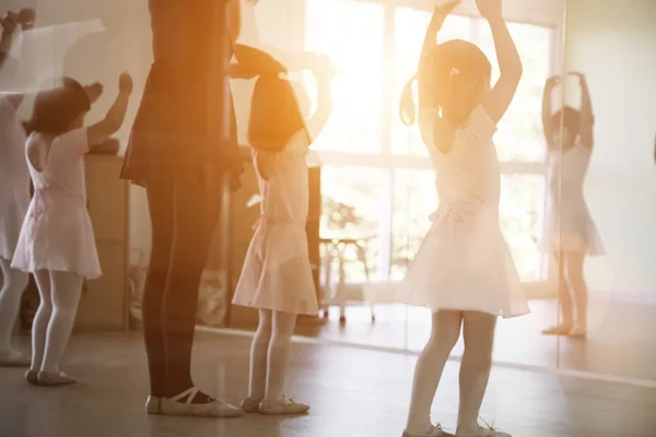 Детские танцы — стоковое фото