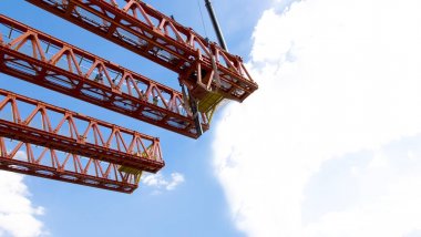 İnşaat yolu köprüsü üzerinde clear sky vinç
