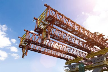 gökyüzü gün ışığında üzerinde vinç