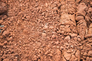 Kırmızı toprak kurutma yüzeyi