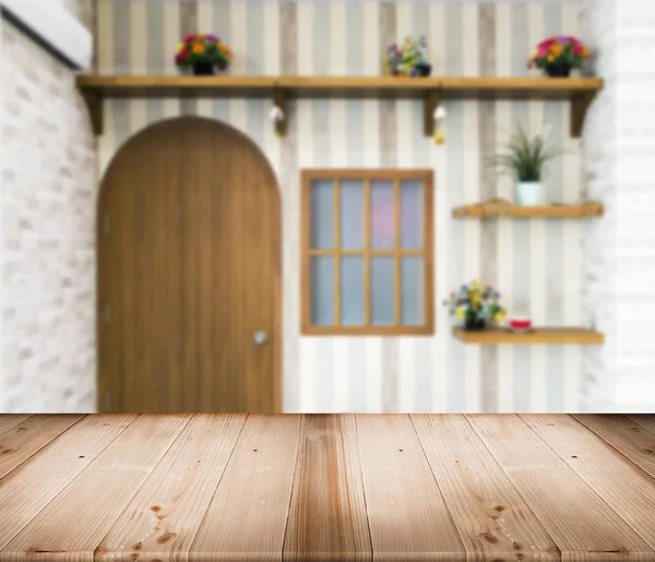 Drewniane drzwi, półki i kwiat do wnętrza makieta — Zdjęcie stockowe