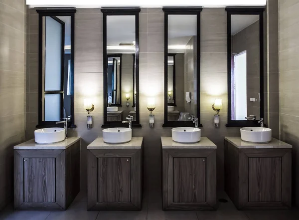 Fregadero moderno observando en el cuarto de baño — Foto de Stock
